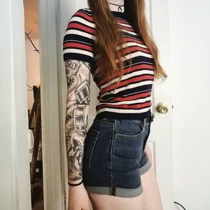 BRANDY MELVILLE. Cropped top.